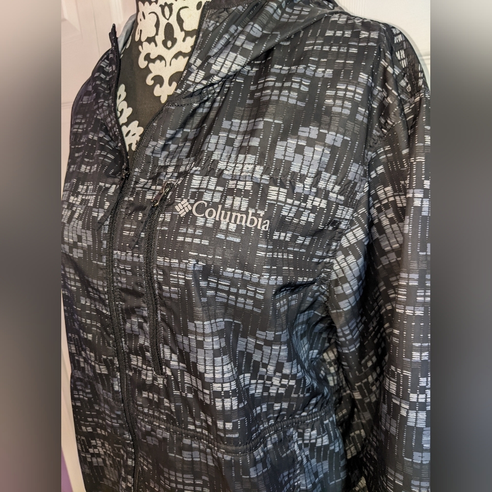 Columbia Black and Grey digital print hooded windbreaker lightweight Sz M